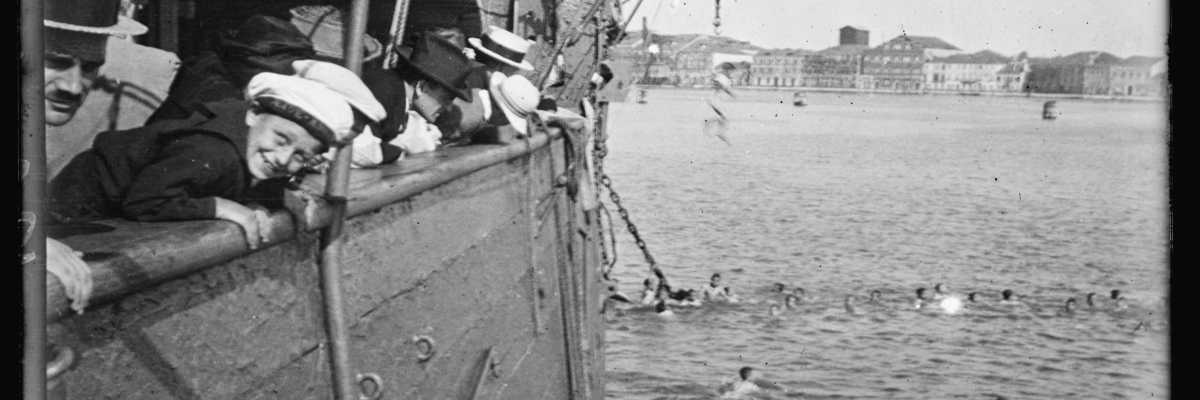 Bambini orfani di guerra nuotano nella laguna veneziana, vicino alla nave scuola "Scilla"