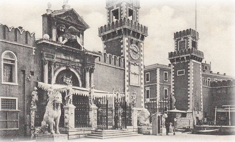 La Porta di terra dell'Arsenale fotografata dal campo omonimo.