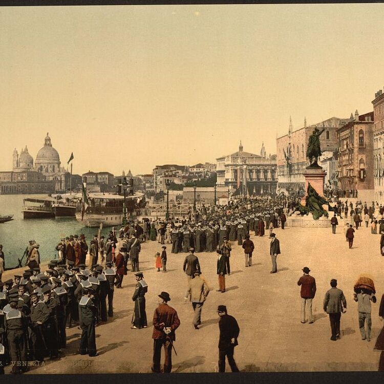 Marinai della Regia Marina schierati lungo la Riva degli Schiavoni (Library of Congress - Detroit Publishing Company).