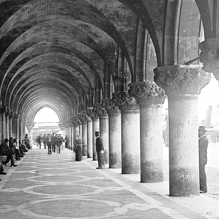 Magnifica fotografia raffigurante il colonnato di Palazzo Ducale (Brooklyn Museum).