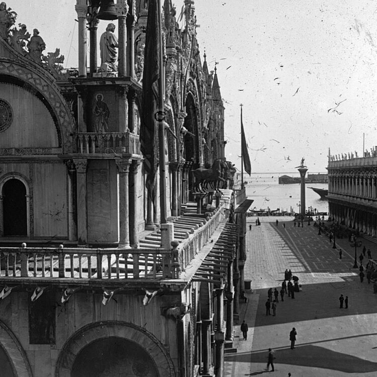 La Basilica di San Marco, la Piazzetta, la colonna di San Todaro e la Biblioteca Nazionale Marciana fotografati dall'alto (Brooklyn Museum).