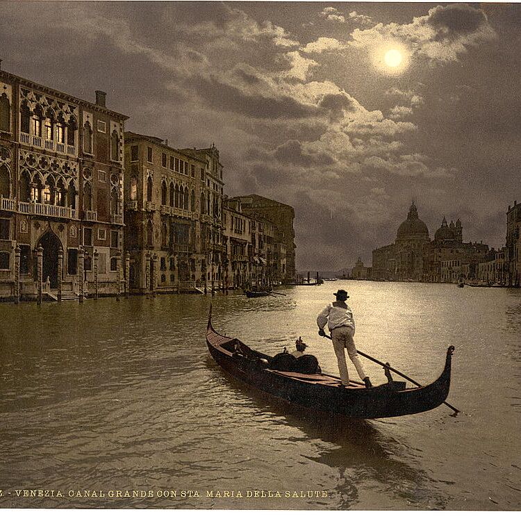 Una gondola attraversa il Canal Grande illuminata dalla luna (Library of Congress - Detroit Publishing Company).