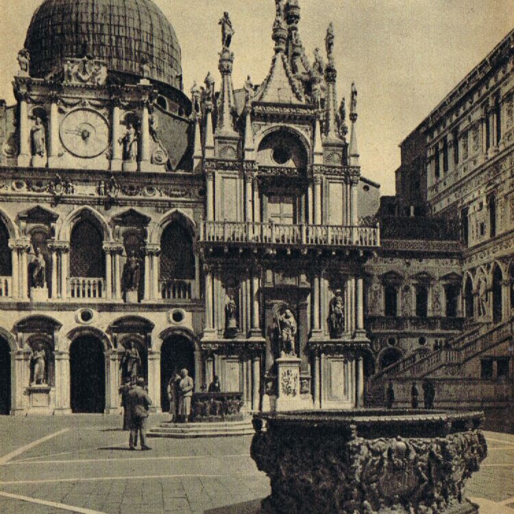 Il cortile interno di Palazzo Ducale.