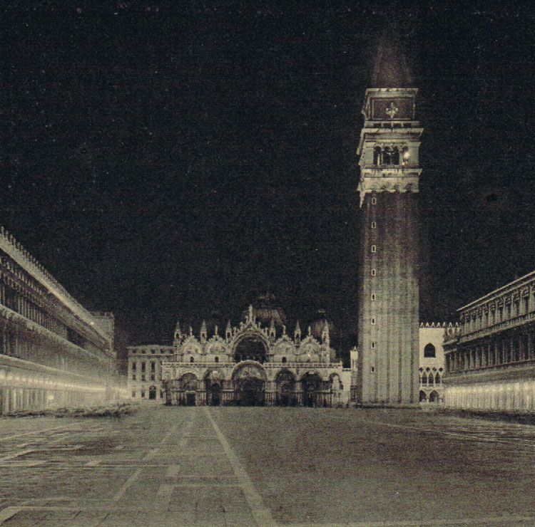 Piazza San Marco notturna in una foto d'epoca