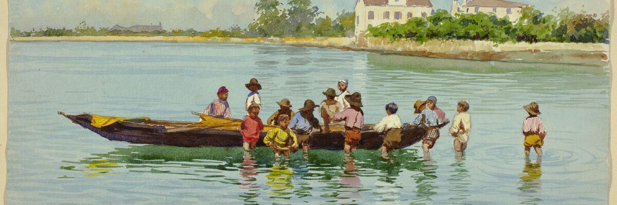 Dipinto a colori: vari bambini vestiti sono in acqua, in laguna, attorno ad una barca tipica lagunare. È estate e si rinfrescano in acqua. Dietro a loro una riva con alberi e un paio di case bianche in vista.