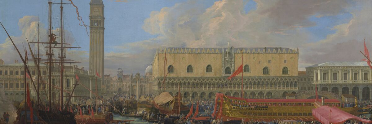 Illustrazione a colori: dipinto a olio che raffigura l'arrivo del Bucintoro al Molo di San Marco a Venezia. In primo piano, il bacino è gremito di imbarcazioni e gondole colorate, tra cui spicca la maestosa galea dorata con drappi rossi. Sullo sfondo domina la facciata del Palazzo Ducale e l'alto Campanile di San Marco sotto un cielo solcato da nuvole ambrate. A sinistra, un grande vascello con alberi maestri. La scena cattura il fervore di una celebrazione ufficiale con estrema precisione vedutistica.