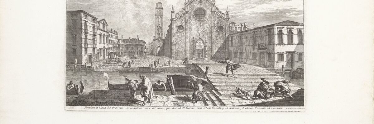Monochrome engraving: an 18th-century view of a Venetian square, with the Church of the Frari at the centre and the bell tower in the background. In the foreground, a canal with boats and gondolas, and a stone bridge bustling with passers-by and figures going about their business. On the left, historic palaces and a carriage; on the right, a building used as a school. The Latin inscription at the bottom describes the scene. The work is rich in architectural detail and scenes of everyday life.