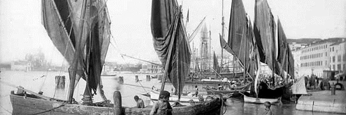 Immagine di antiche barche a vela, significativa per una città marinara come Venezia.