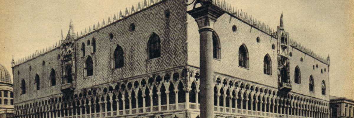 Palazzo Ducale in tutta la sua bellezza con davanti la colonna del leone di San Marco.