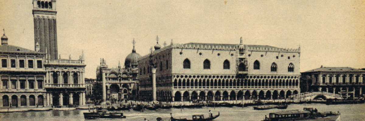 La monumentale Piazza San Marco vista dalla laguna. 