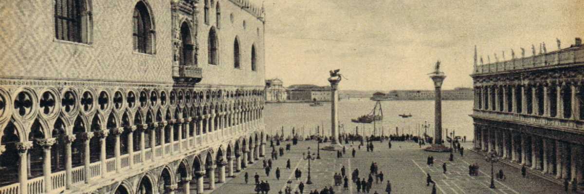 Piazzetta San Marco con Palazzo Ducale nella sinistra e l'entrata della Biblioteca Nazionale Marciana sulla destra.
