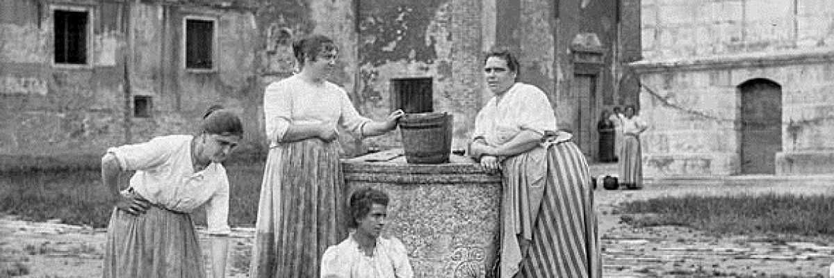 Donne veneziane intente nella raccolta dell'acqua dai pozzi.