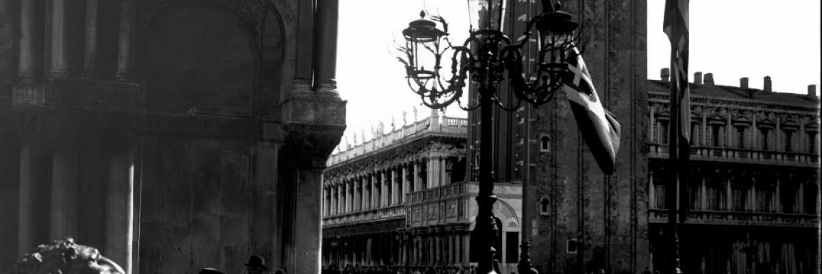Passanti ai piedi della Basilica marciana e sulla destra il Campanile di San Marco chiamato anche dai veneziani "El paron de casa" (Brooklyn Museum).