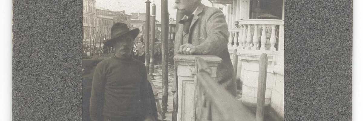 Francis Hopkinson Smith mentre si appresta a montare su una gondola lungo il Canal Grande (Smithsonian Institution).