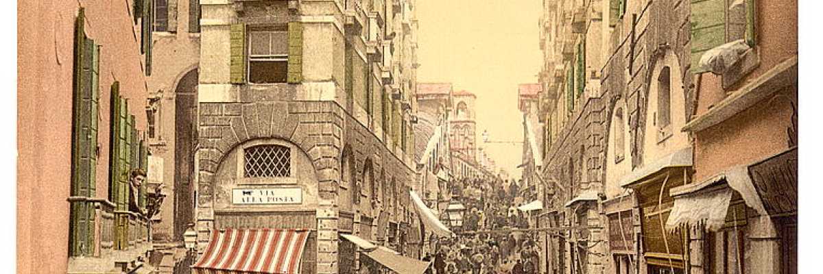 Grande folla lungo la scalinata del ponte di Rialto, una delle indiscusse icone di Venezia. Sulla sinistra, una venditrice di ortaggi, da quanto sembrano patate (Library of Congress - Detroit Publishing Company).