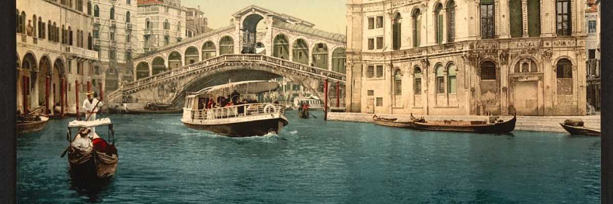 Il ponte di Rialto fa da padrone mostrando tutta la sua bellezza. Sulla sinistra è possibile intravedere il Fontego dei Tedeschi (Library of Congress - Detroit Publishing Company).