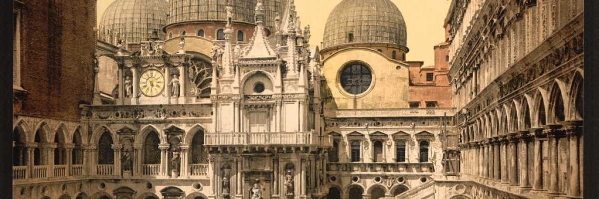 Le imponenti cupole della basilica marciana fotografate dal cortile interno di Palazzo Ducale (Library of Congress - Detroit Publishing Company),