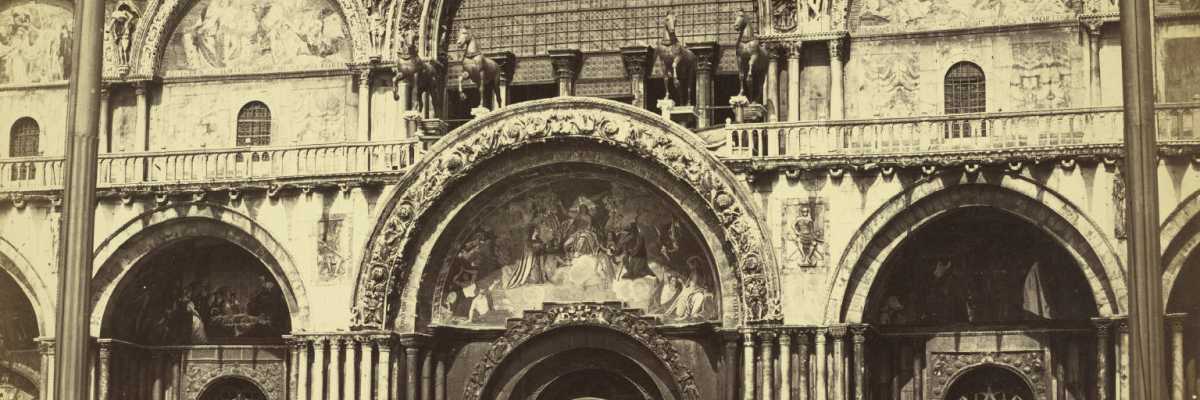 Il portale maggiore della Basilica. Sopra di esso si possono vedere i famosi cavalli di bronzo, bottino di guerra della quarta crociata (Cornell University Library)