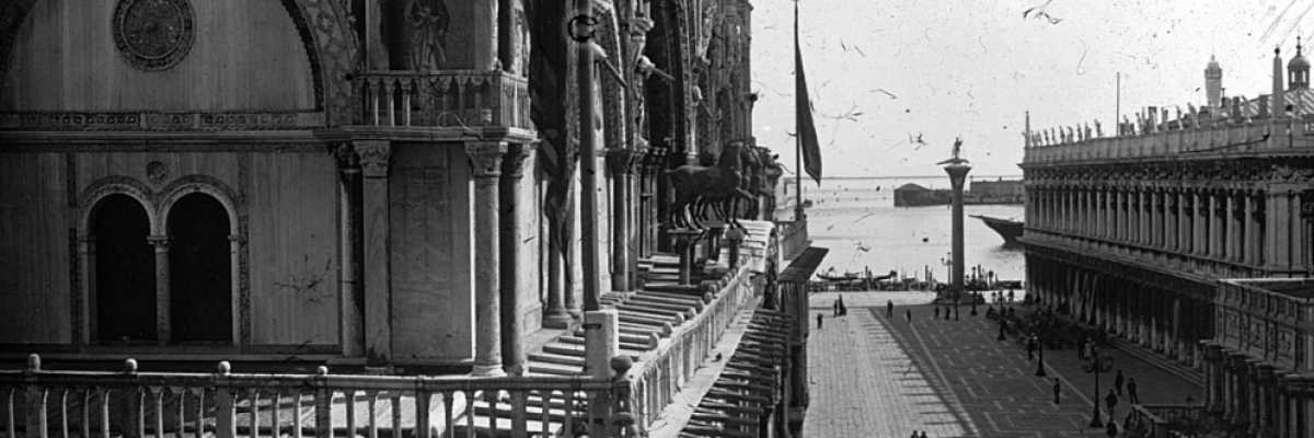 La Basilica di San Marco, la Piazzetta, la colonna di San Todaro e la Biblioteca Nazionale Marciana fotografati dall'alto (Brooklyn Museum).
