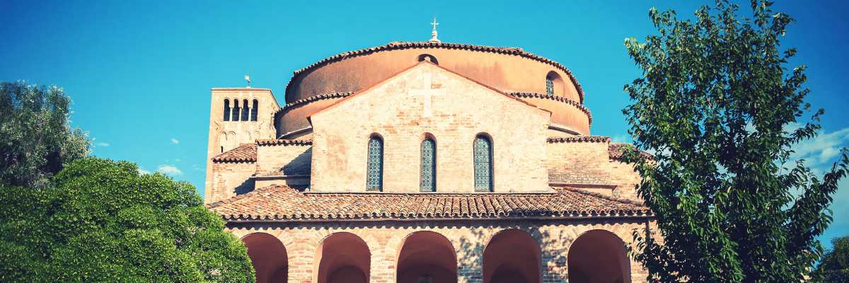 Particolare della facciata della Chiesa di Santa Fosca di Torcello — (Archivio Bazzmann/Venipedia).