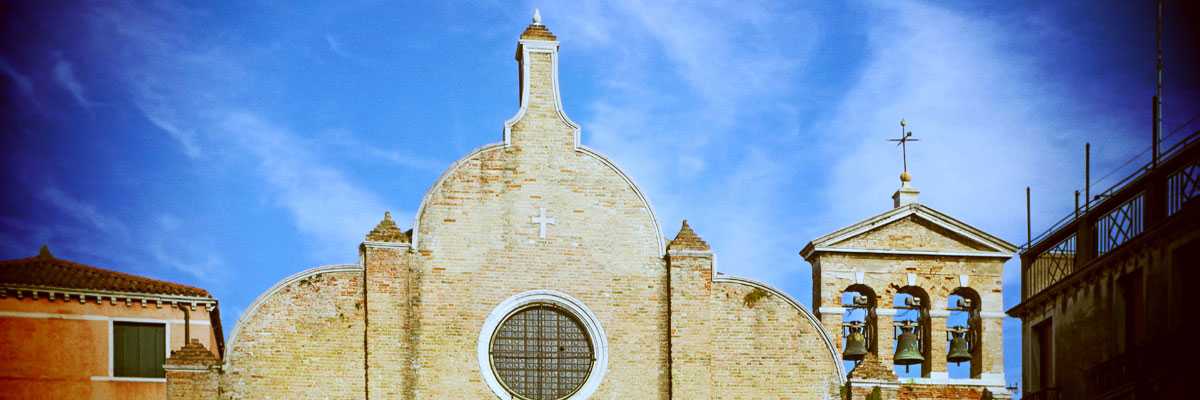 La parte alta della facciata della Chiesa di San Giovanni in Bragora.