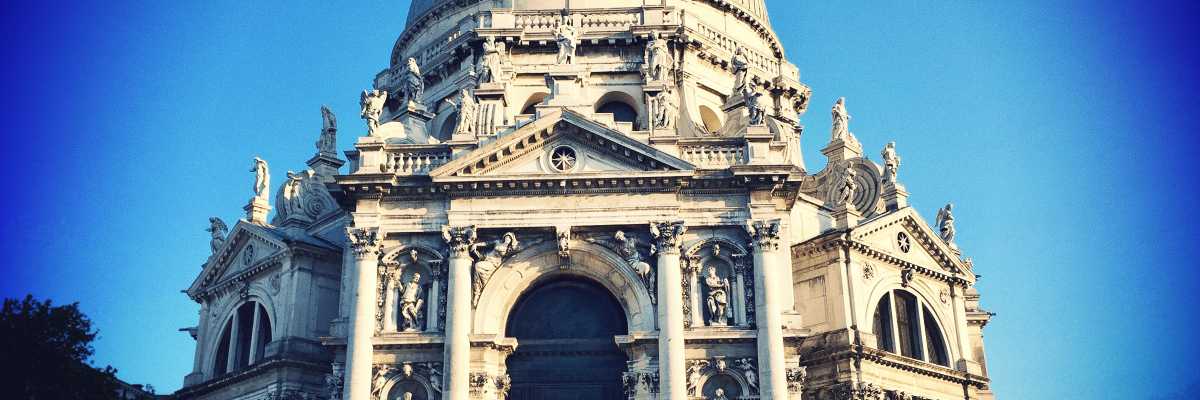 La Basilica di Santa Maria della Salute vista dal Canal Grande — (Archivio Bazzmann/Venipedia)