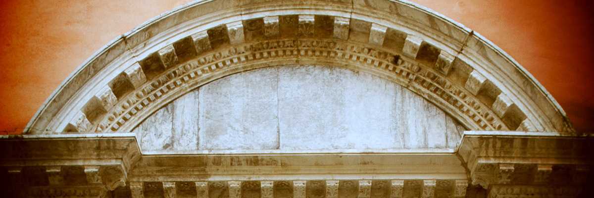 Particolare della facciata della chiesa di San Giovanni Crisostomo.