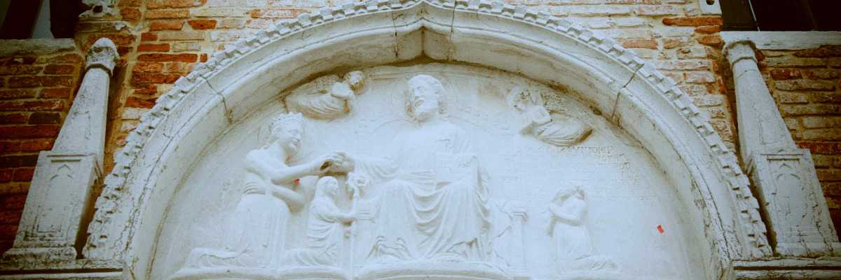 Il bassorilievo in pietra d'Istria del 1368 che sovrasta il portale d'accesso alla Chiesa di Santa Caterina di Mazzorbo, raffigurante le Nozze mistiche di Santa Caterina. 