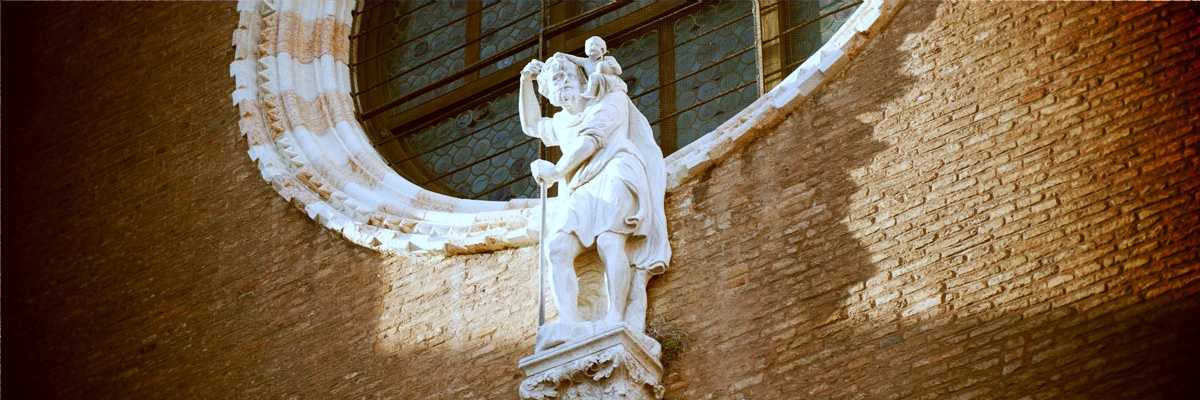 Statua di S. Cristoforo presente sulla facciata della chiesa della Madonna dell'Orto.