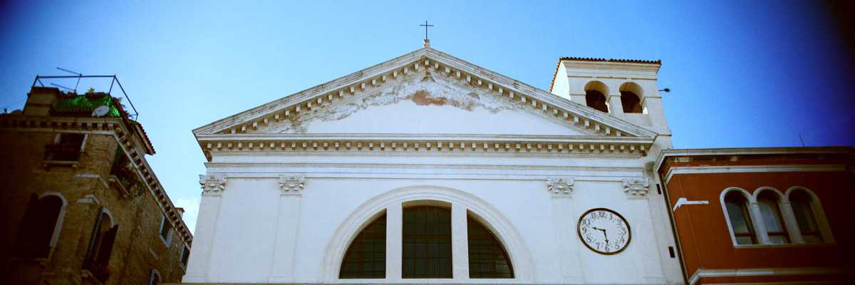 La parte alta della facciata della Chiesa di San Francesco di Paola.