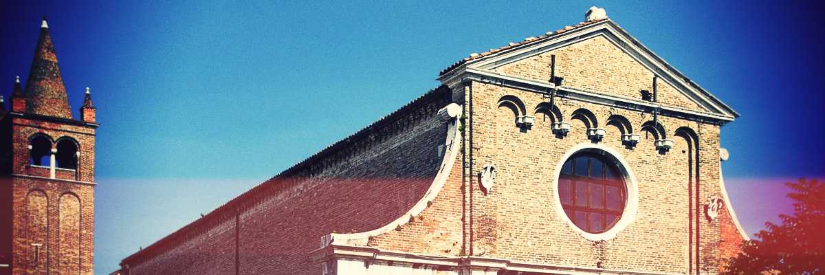 La parte alta della facciata della Chiesa di Santa Maria Maggiore.