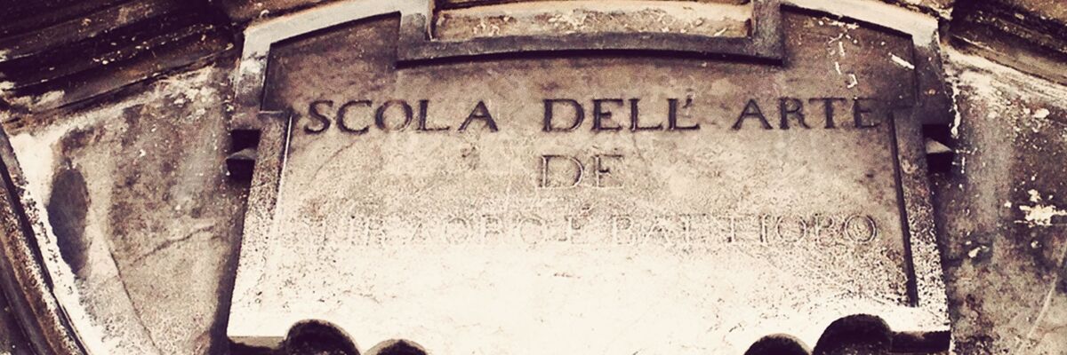Particolare dello stemma della Scuola dei Tiraoro e Battioro — (Archivio Venipedia/Bazzmann)