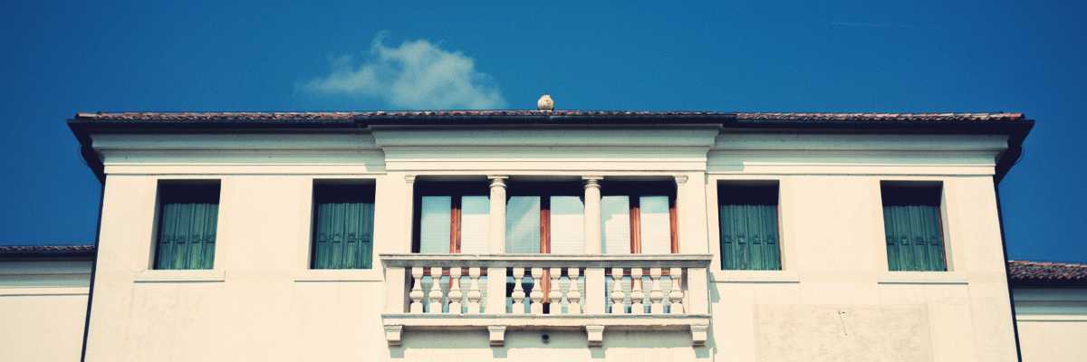 Particolare della Villa Donà Romanin-Jacur, parte alta della facciata frontale — (Archivio Venipedia/Bazzmann)