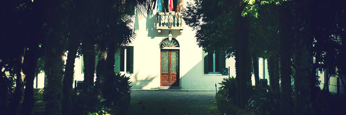 Il portale d'ingresso a Villa Settembrini.