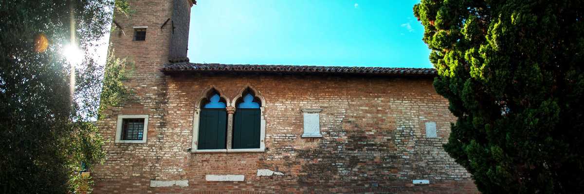 Particolare della facciata del Palazzo del Consiglio di Torcello — (Archivio Bazzmann/Venipedia)