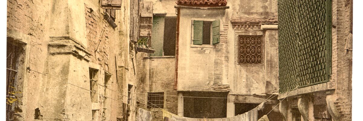 Corte veneziana con persone