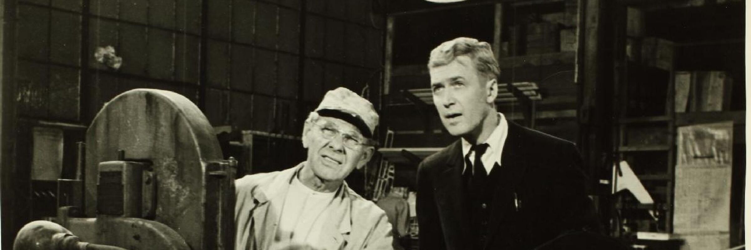 Il produttore Leland Hayward e James Stewart nei panni di Lindbergh con la replica dello Spirit per il film "The Spirit of St. Louis".