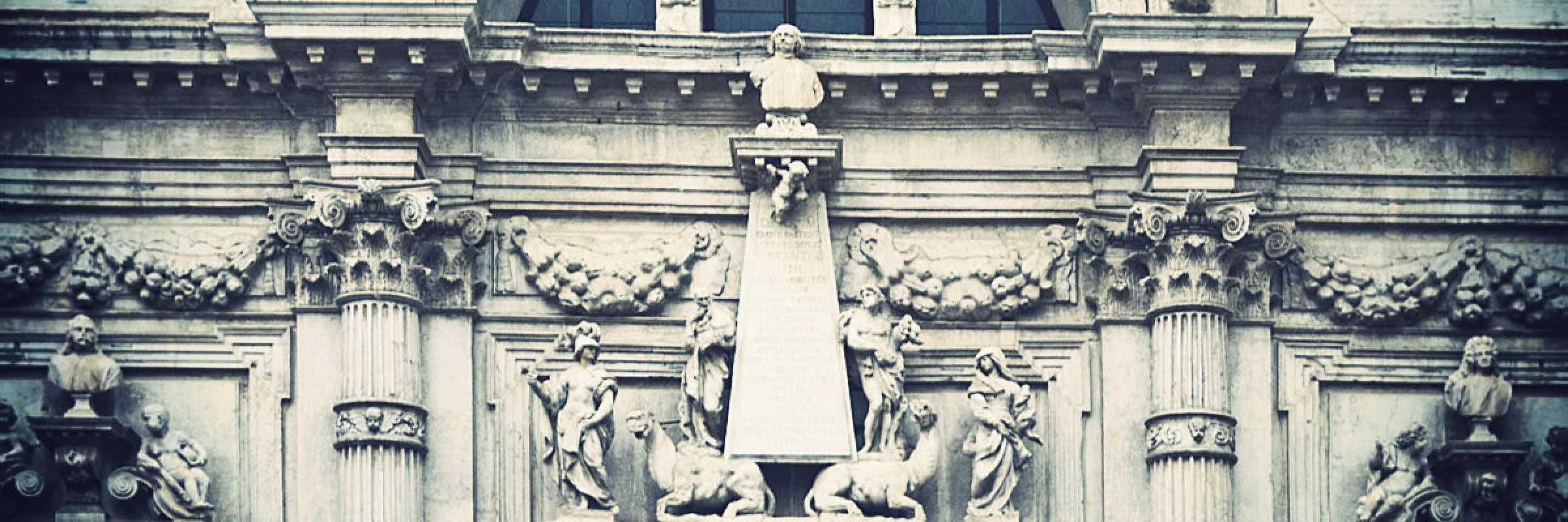 Il busto del patrizio Vincenzo Fini, posizionato nella parte centrale della facciata, in cima ad un obelisco sorretto da cammelli.