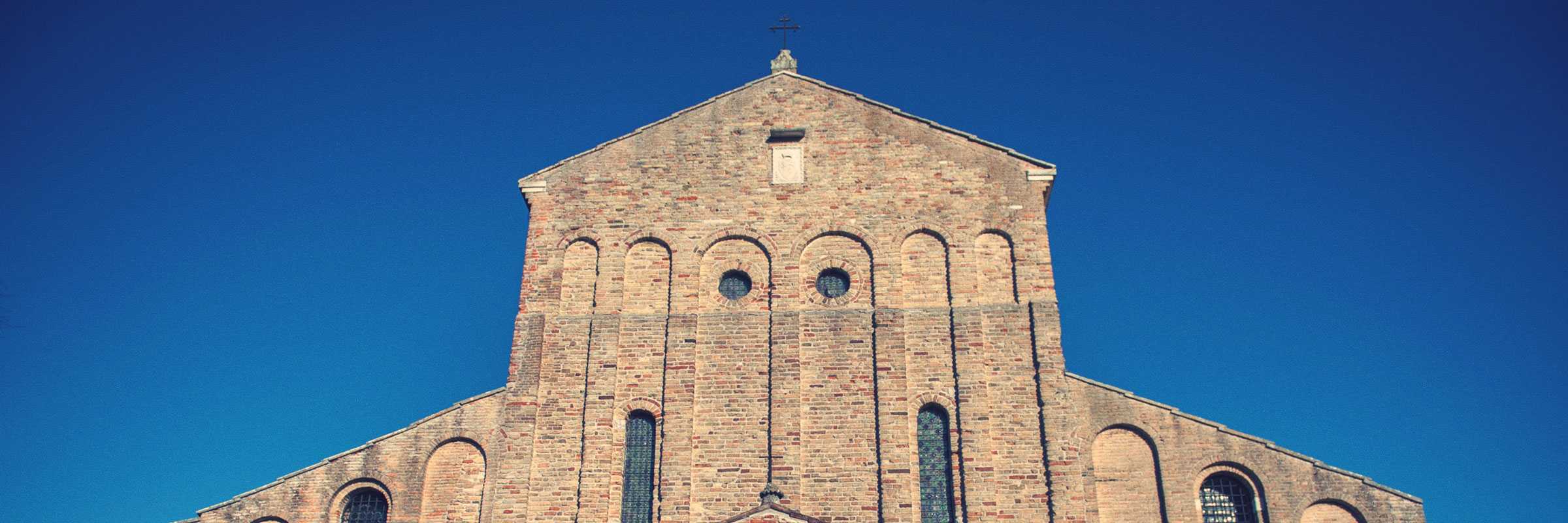 Particolare della facciata della Chiesa di Santa Maria Assunta a Torcello — (Archivio Bazzmann/Venipedia)