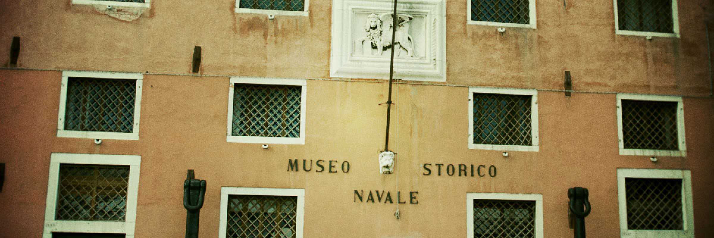 La facciata del Museo Storico Navale