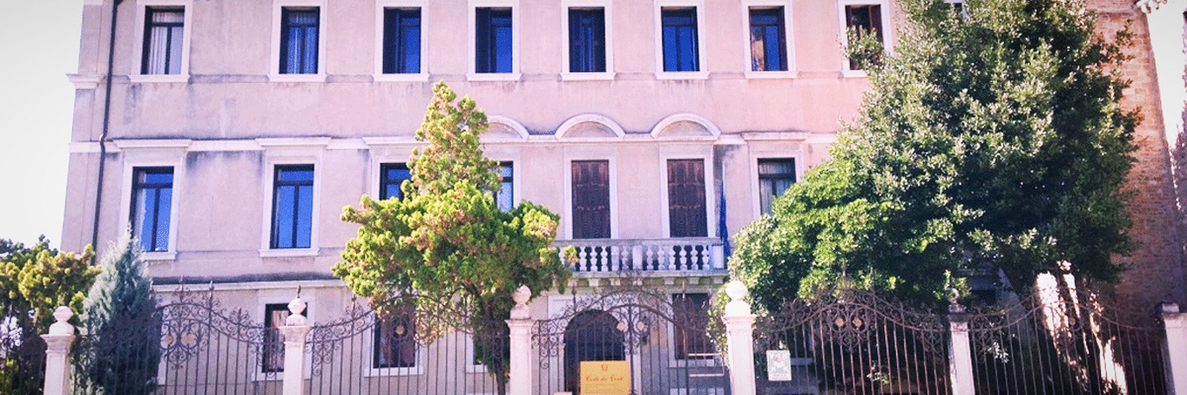 Palazzo Memmo Martinengo Mandelli visto da Campo San Marcuola. — (Archivio Venipedia/Bazzmann)