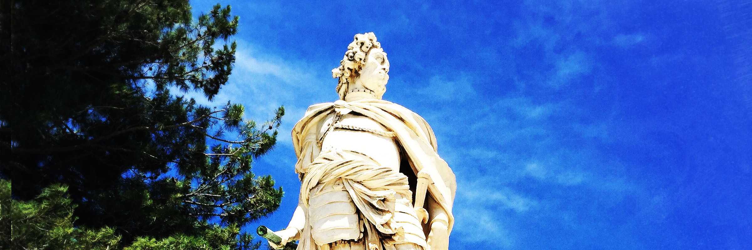 La statua di Antonio Corradini posizionata davanti all'entrata della Fortezza Vecchia di Corfù, raffigurante il condottiero Schulenburg. — (Archivio Venipedia/Bazzmann)