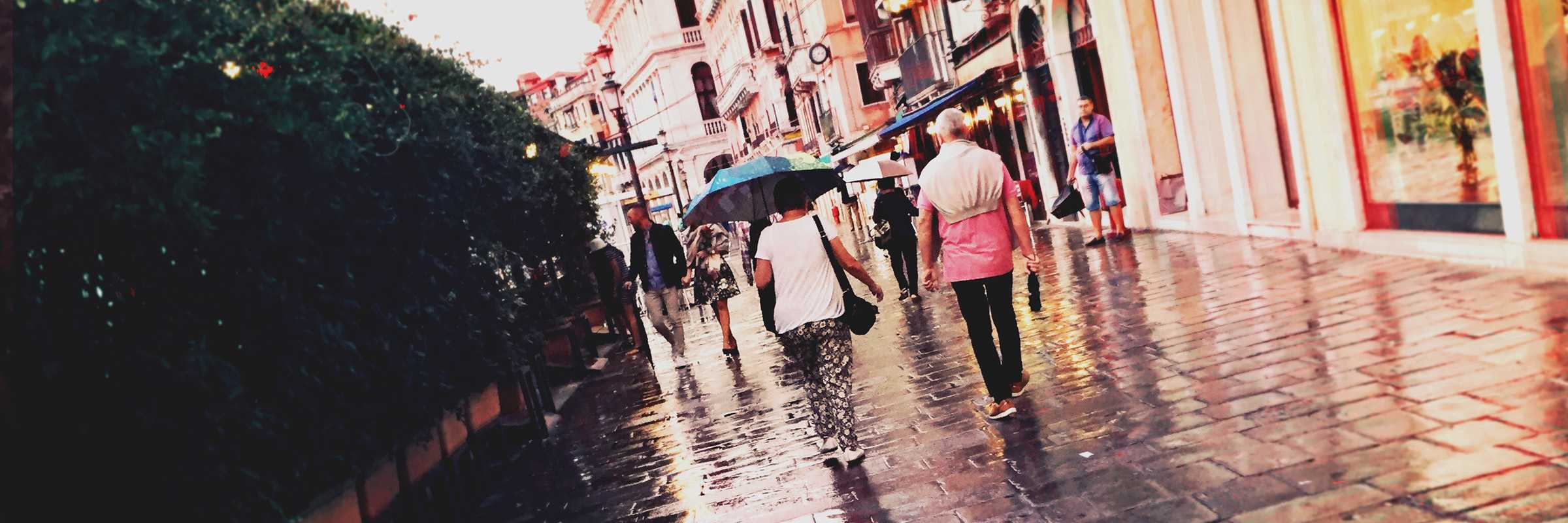 Quotidianità a Rialto durante giornate di pioggia. — (Archivio Venipedia/Bazzmann)
