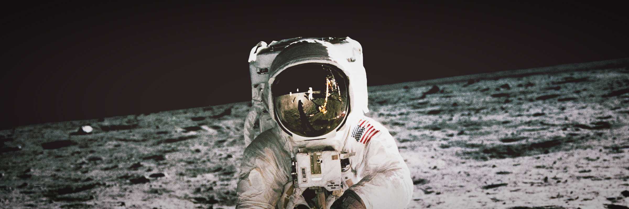 Buzz Aldrin, astronauta dell'Apollo 11, cammina sulla superficie della luna. Foto scattata il 20 luglio 1969 da Neil Armstrong.