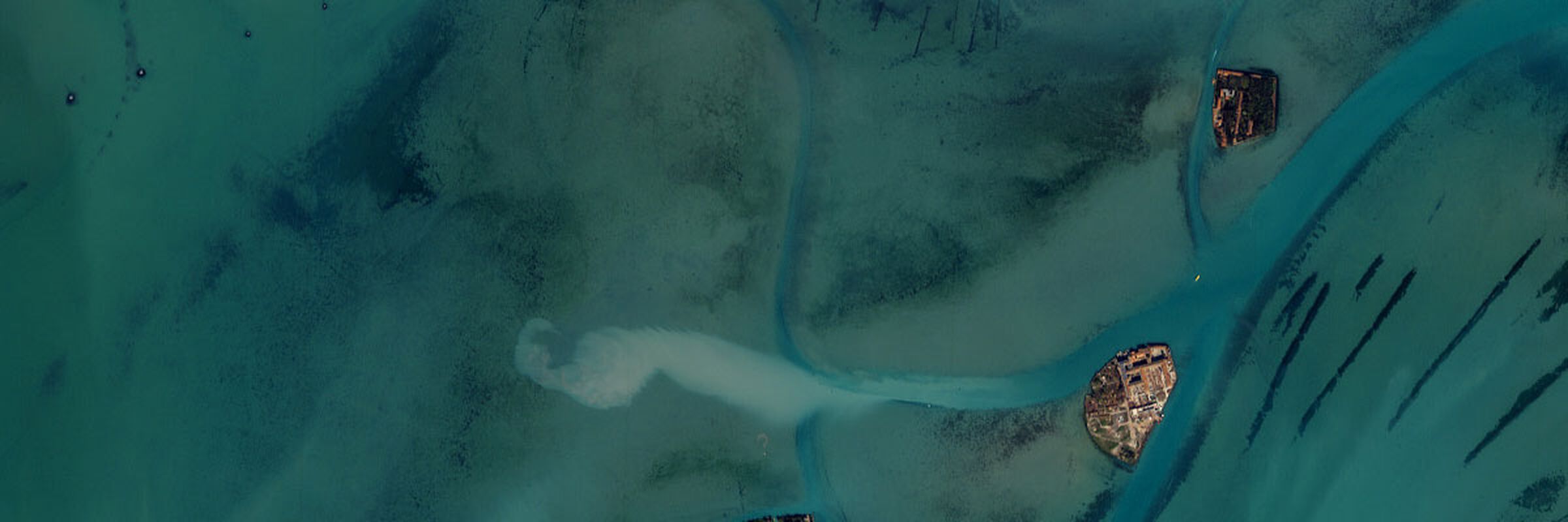 Immagine aerea di Venezia, con vista sulla laguna sud e alcune isole.