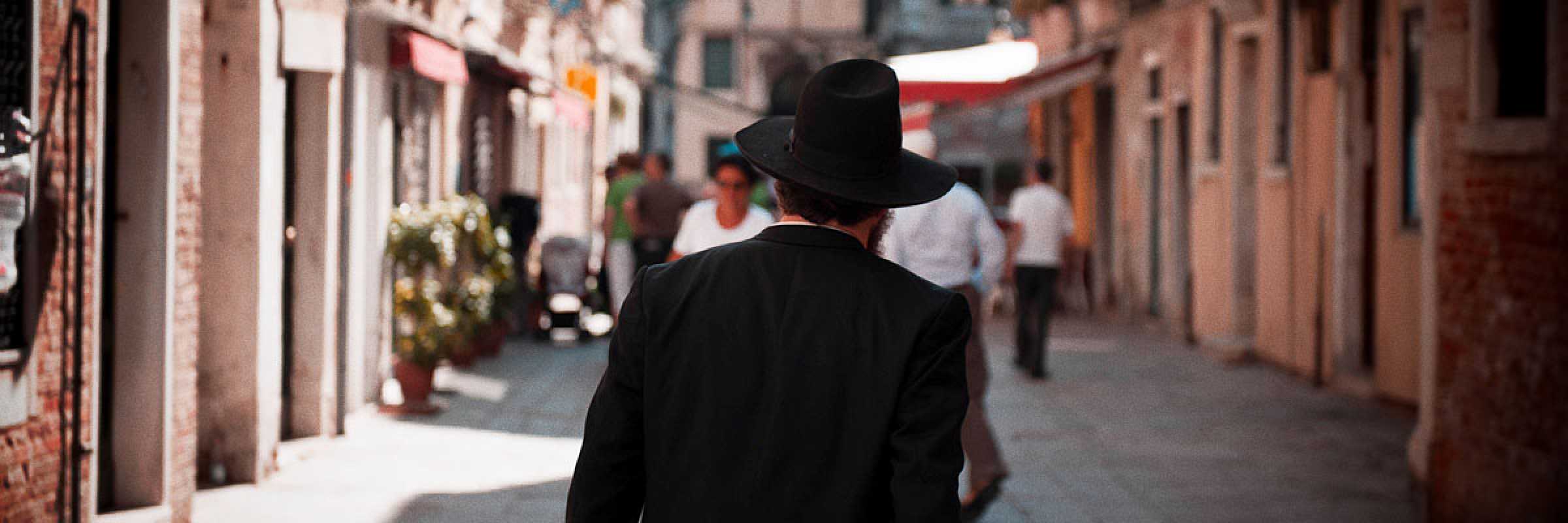 Ebreo a passeggio nel Ghetto.