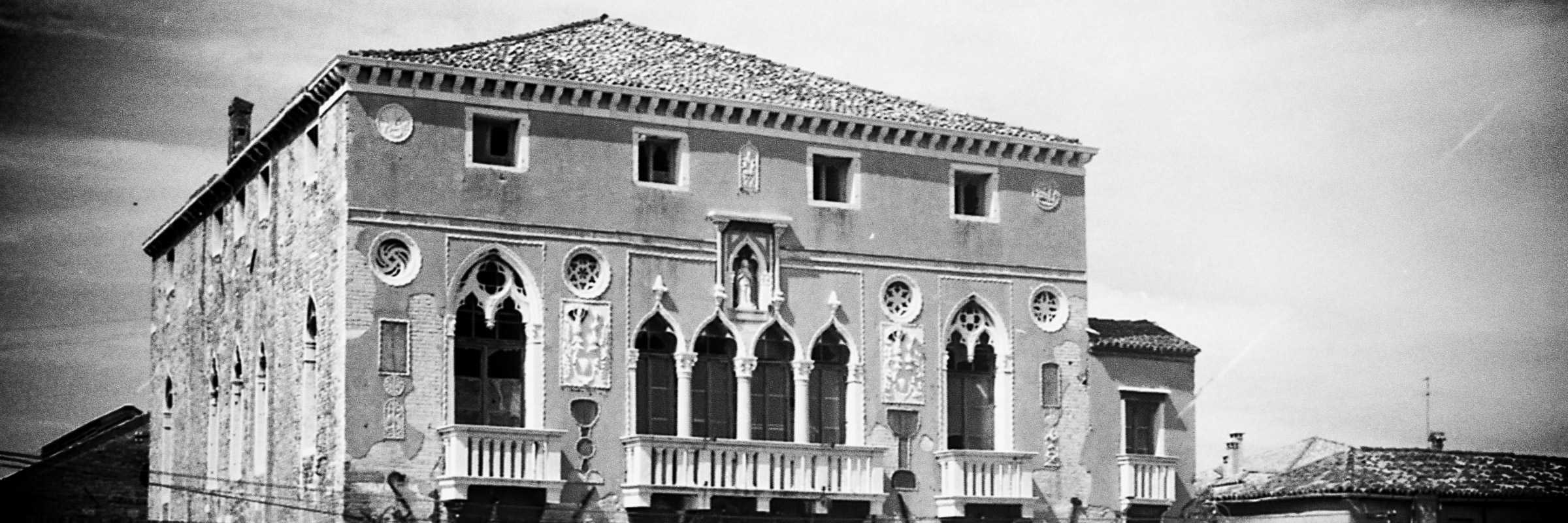 Venezia, 1969 / Paolo Monti. - Strisce: 4, Fotogrammi complessivi: 17 : Negativo b/n, gelatina bromuro d'argento/ pellicola ; 35 mm. 