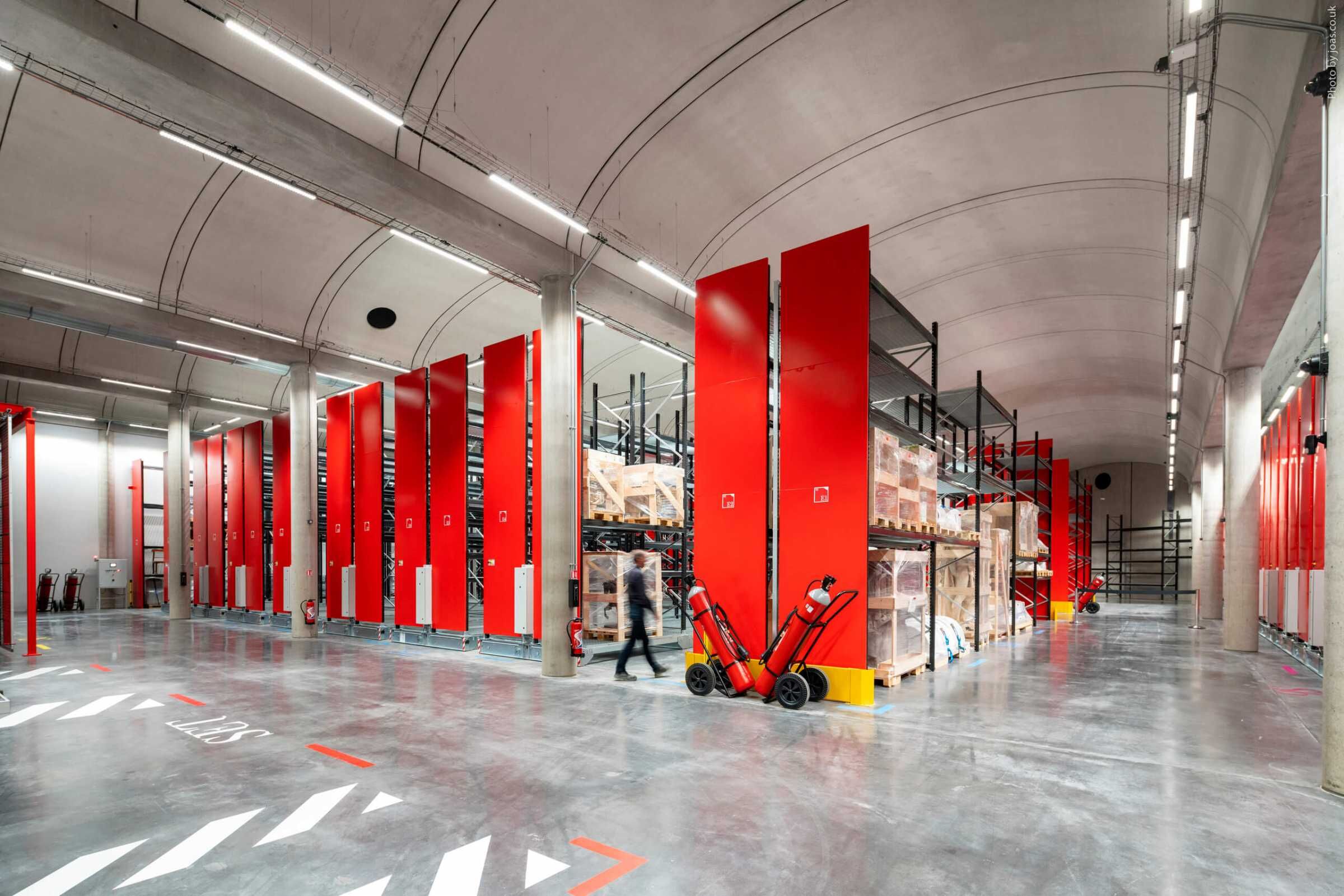 Storage areas inside the Louvre Conservation Center (Rogers Stirk Harbor + Partners / Joas Souza Photographe) 