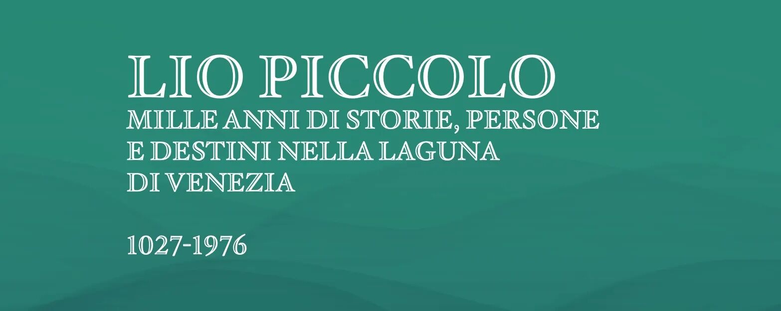 Testo scritto: Lio Piccolo. Mille anni di storie, persone e destini nella laguna di Venezia. 1027-1976. Sullo sfondo un colore verde acquamarina con onde stilizzate.