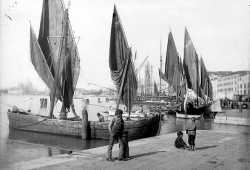 Immagine di antiche barche a vela, significativa per una città marinara come Venezia.